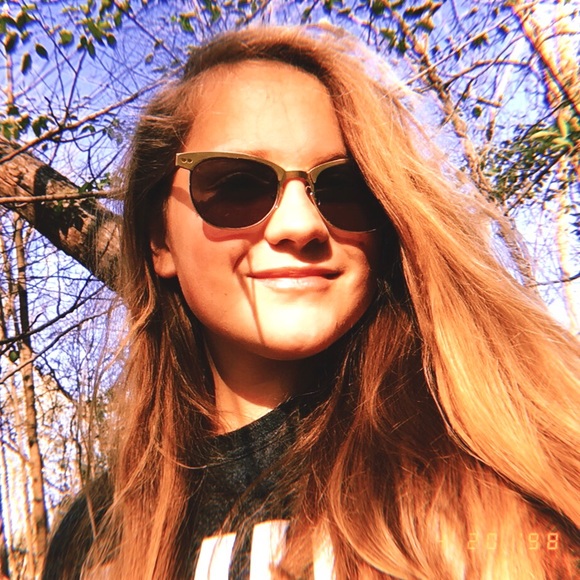 Meet your Posher, Carleigh - Picture 2 of 2